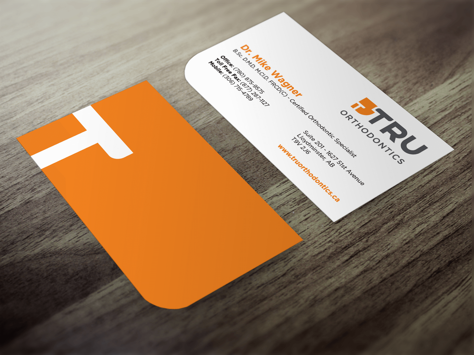 A minimalist business card that makes an impact with colour and shape